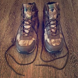 Camo boots, lightly used - like NEW!